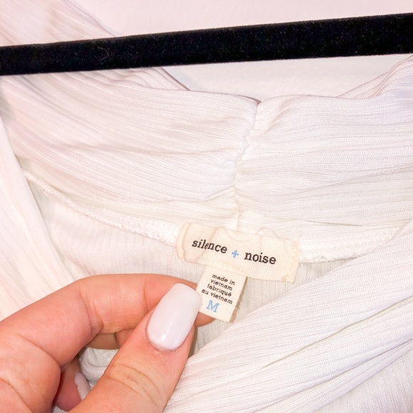 Silence and noise off the shoulder crop top - Picture 4 of 5